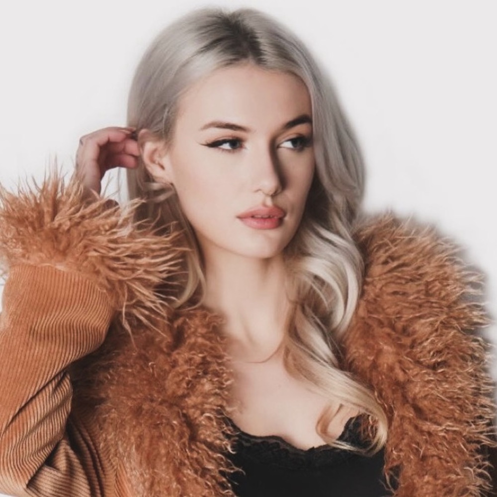 Meet your Posher, Dahlia